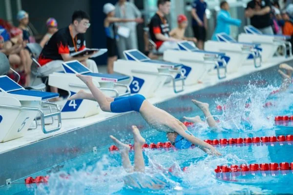 swimmer starting block race
